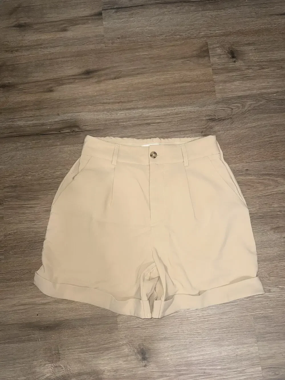 MADDEN NYC Beige Pleated High Waisted Shorts Women's Size M Medium Cuffed Casual